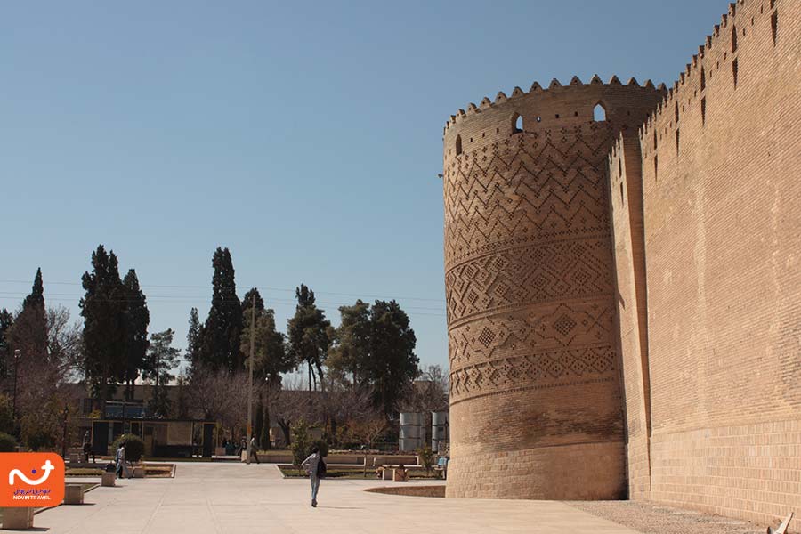 چرا ارگ کریم خان کج است