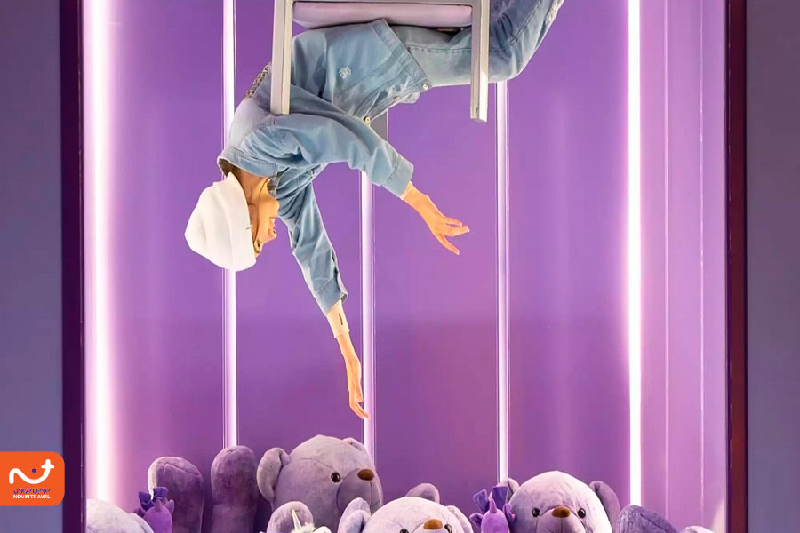 دختری روی سقف در رویا پارک تهران