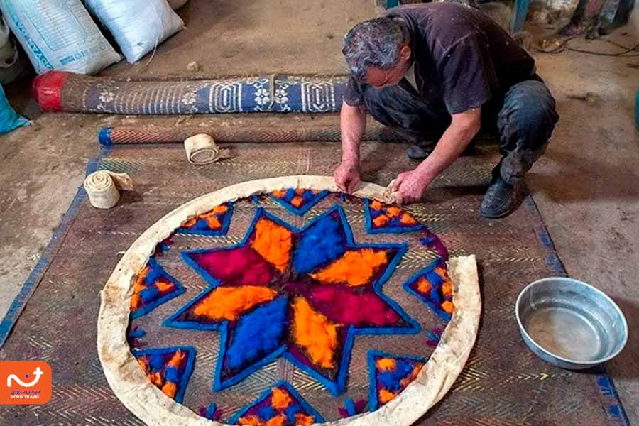 مرد نمدمال در حال درست‌کردن نمد از صنایع‌دستی و سوغات بندر انزلی