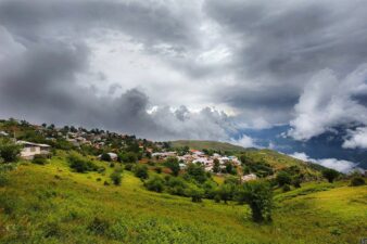 روستای فیلبند از جاهای دیدنی مازندران در ارتفاعات چلاو، جایی که غرق در اقیانوس ابرها می‌شوید