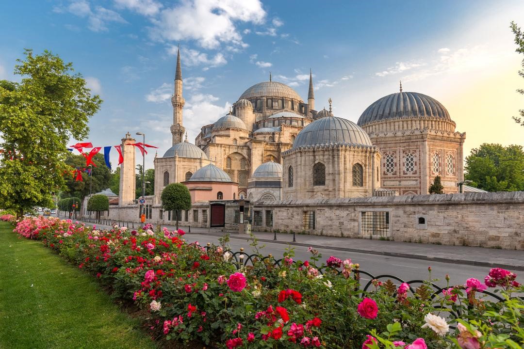 کاخ‌ها و مساجد از جاذبه‌های گردشگری ترکیه هستند.