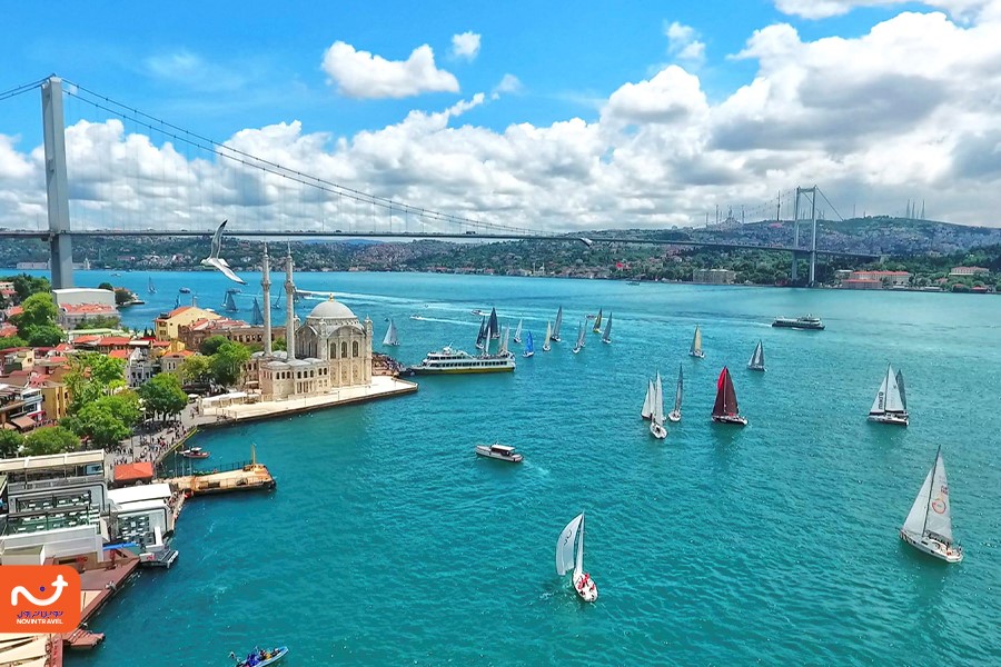  تنگه بسفر استانبول را به دو بخش آسیایی و اروپایی تقسیم می‌‌کند