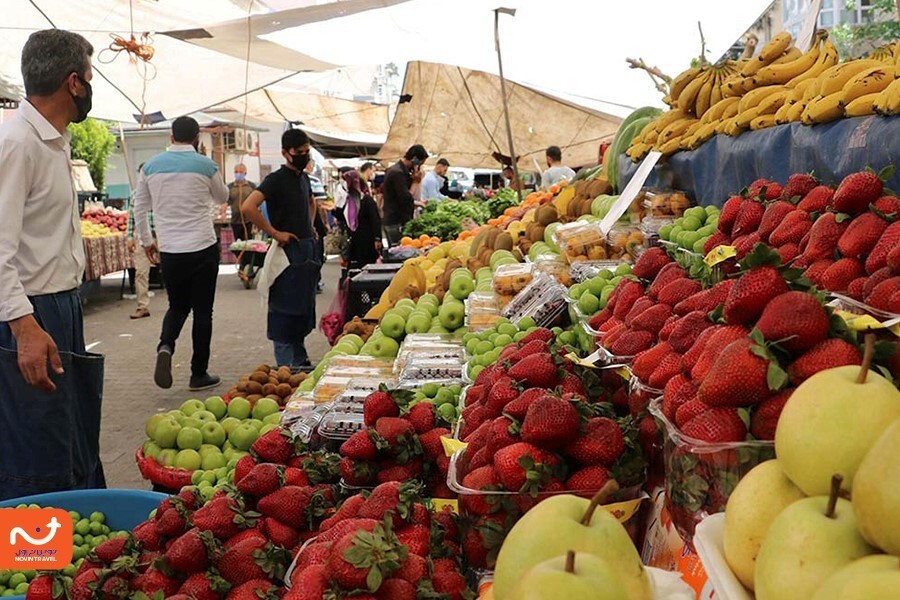 بخشی از جمعه بازار اسکودار استانبول به فروش مواد غذایی اختصاص دارد.