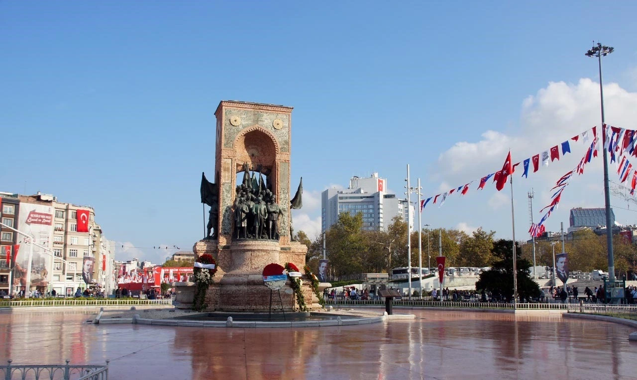 گردش در میدان تقسیم استانبول؛ قلب پر جنب و جوش شهر