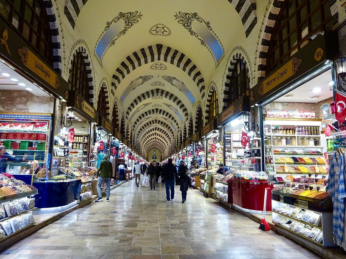همه چیز درباره بازار ادویه استانبول؛ جهان بی‌انتهای رنگ و عطر در بازار مصری‌ها