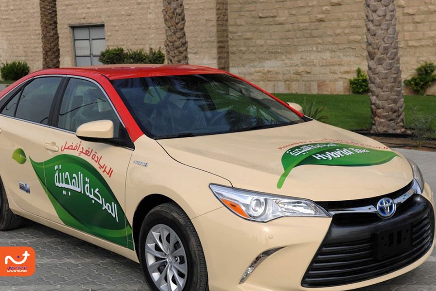 شرکت تاکسی رانی دبی، تاکسی اینترنتی مخصوص به خود را دارد که با سقف قرمز مشخص میشوند