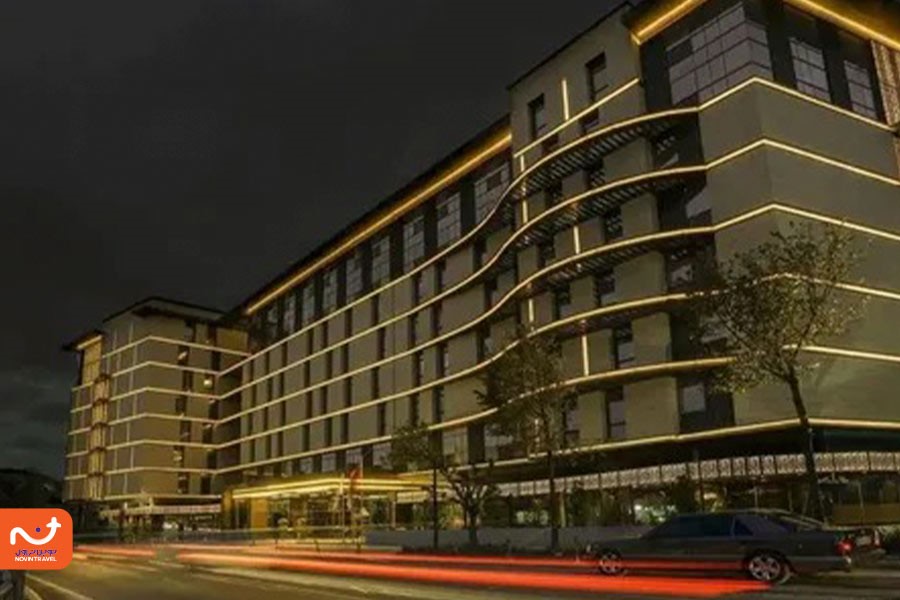 هتل تایتانیک استانبول در نزدیکی خیابان استقلال این شهر قرار دارد.