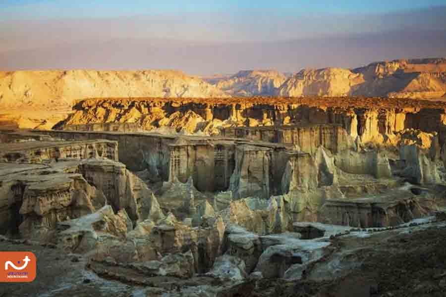 دره ستارگان قشم در جنوب شرقی جزیره واقع شده است