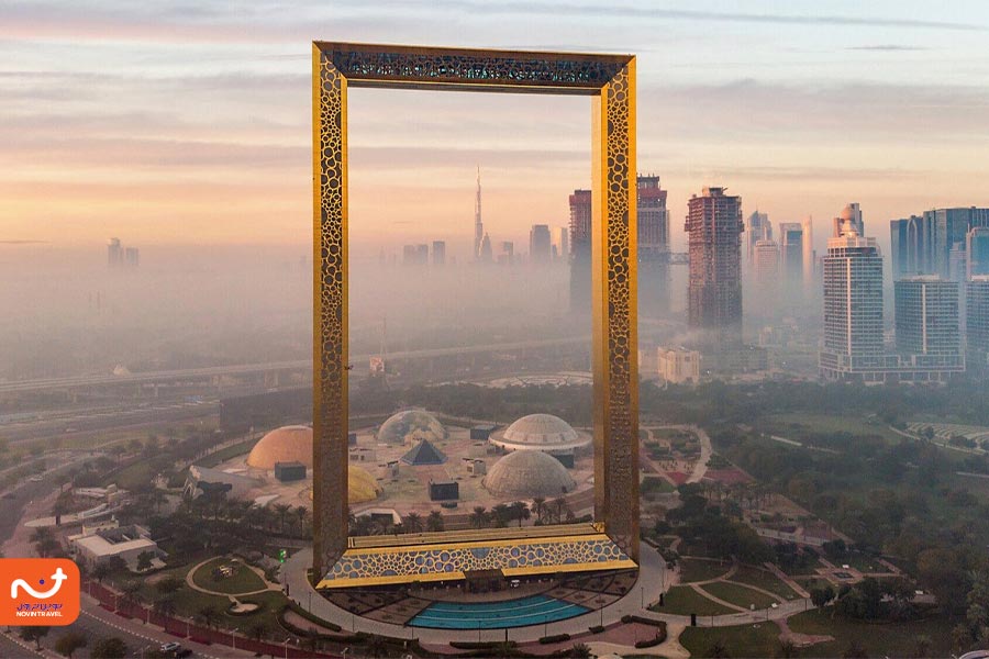 قاب دبی، لوکیشینی جذاب برای عکاسی در این شهر بسیاری از توریست‌هایی که وارد شهر دبی می‌شوند، به دنبال لوکیشن‌های جذاب این شهر برای عکاسی هستند. قاب دبی که با نام دبی فریم (Dubai Frame) نیز شناخته می‌شود، می‌تواند یکی از بهترین این لوکیشن‌ها باشد که به شما کمک می‌کند تا عکاسی با بهترین مناظر را داشته باشید. قاب دبی، لوکیشینی است که با ارتفاع 150 متری و عرض 95 متری، شکوه بسیار زیادی داشته و می‌تواند نمایی متفاوت را از گذشته به آینده برای عکاسی ارائه دهد. برای ورود به این قاب و عکاسی در آن، نیازمند خرید بلیط هستید. قاب دبی، یکی از جاهای گردشگری دبی است که امکان پیاده‌روی روی یک سقف شیشه‌ای را برای شما فراهم کرده است. با خرید بلیط این قاب، شما یک فرصت 45 دقیقه‌ای دارید که در آن پیاده‌روی و عکاسی کنید. آدرس قاب دبی در شهر دبی: الکفاف دبی، زعبیل لوکیشن قاب دبی در نقشه گوگل 