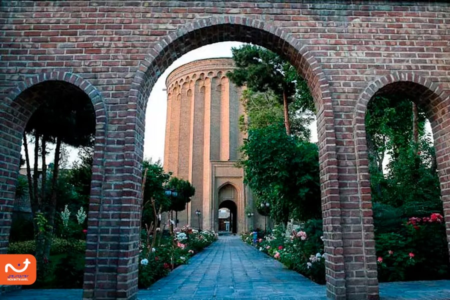 نمایی زیبا از محیط اطراف برج طغرل تهران