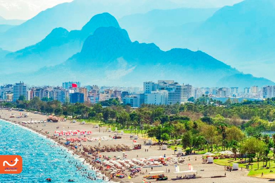 نمایی از ساحل کنیالتی در آنتالیا با آب‌های شفاف مدیترانه