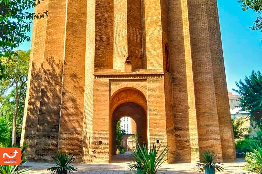 برج زیبای طغرل از نمای درگاه ورودی