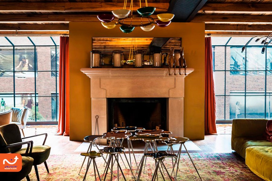 تصویر یک شومینه و فضای نشیمن در هتل مجلل رومز