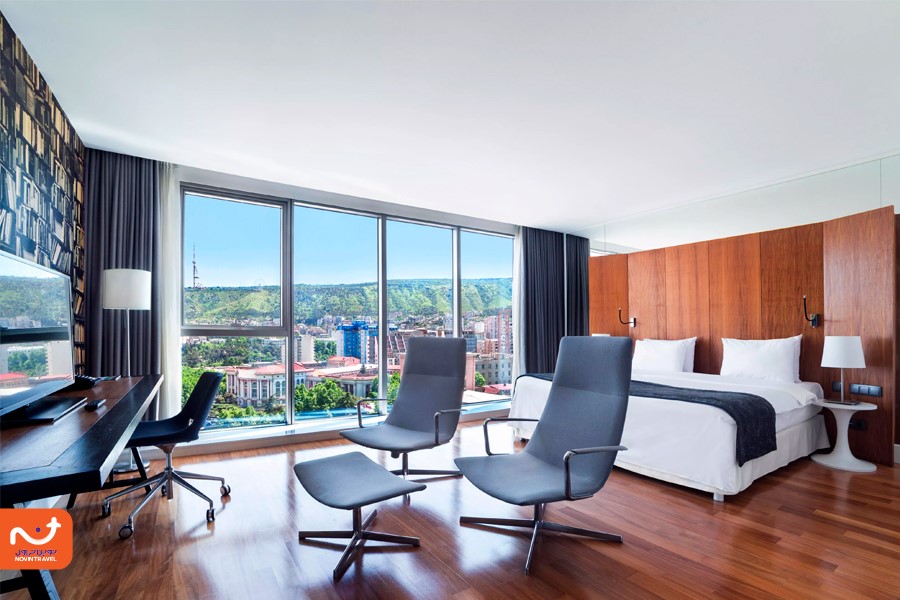 یک اتاق مدرن و شیک در هتل هالیدی این