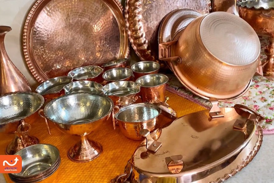 انواع ظروف مسی را می‌توان از معروف‌ترین سوغات نجف دانست. 