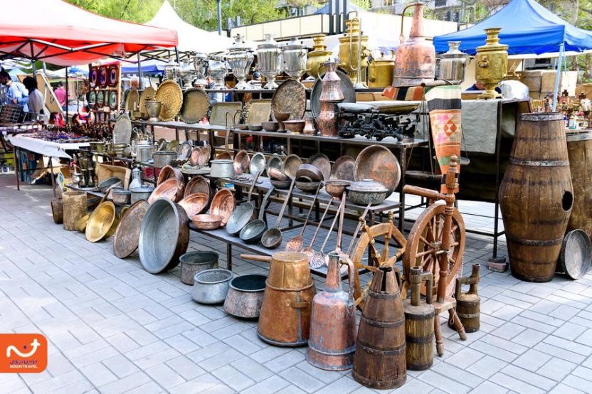 از جذاب‌ترین مکان های دیدنی ارمنستان، بازار ورنیساژ است. 