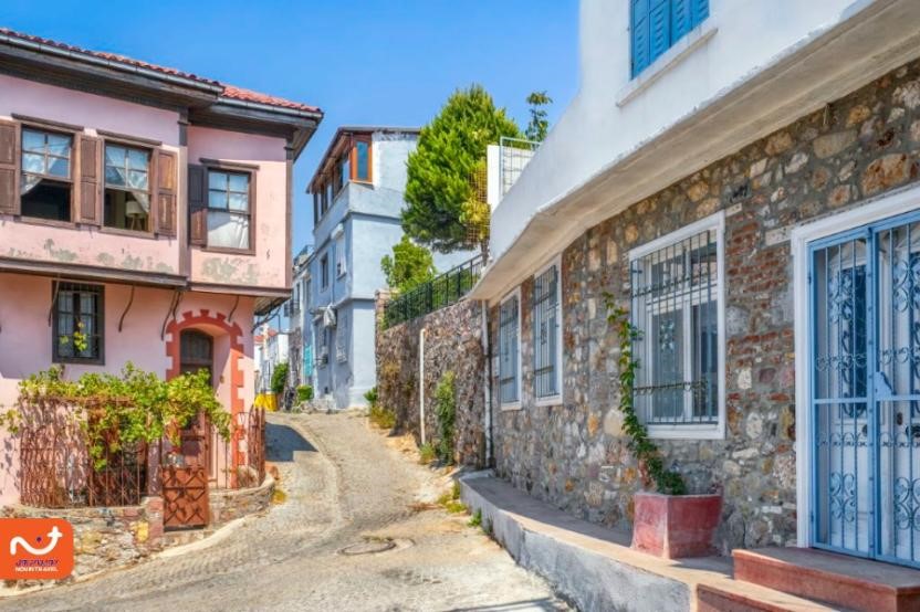 بافت تاریخی شهر آیوالیک تجربه٬ای متفاوت از سفر به ارزان‌ترین شهرهای ترکیه است. 