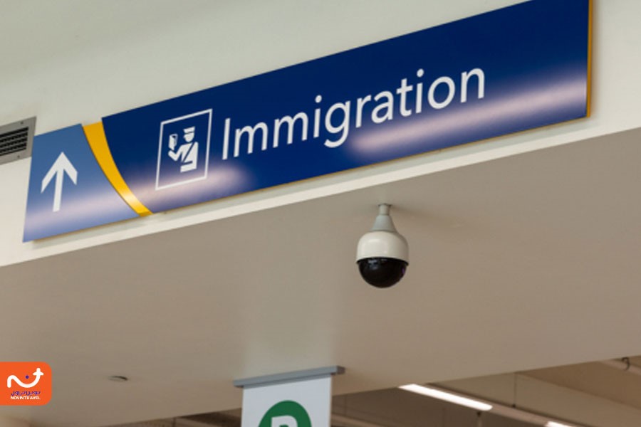 تصویری از تابلو کنترل گذرنامه در فرودگاه.