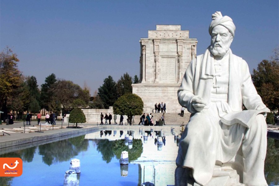 تصویری از تندیس معروف فردوسی در آرامگاه فردوسی