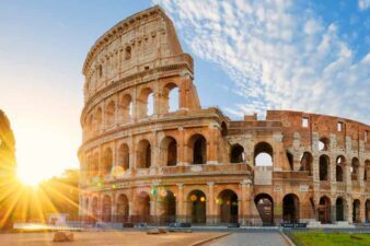 نمایی از کولوسئوم در شهر رم ایتالیا