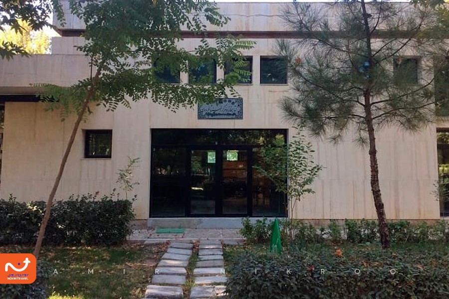 تصویر درب ورودی کتابخانه آرامگاه فردوسی