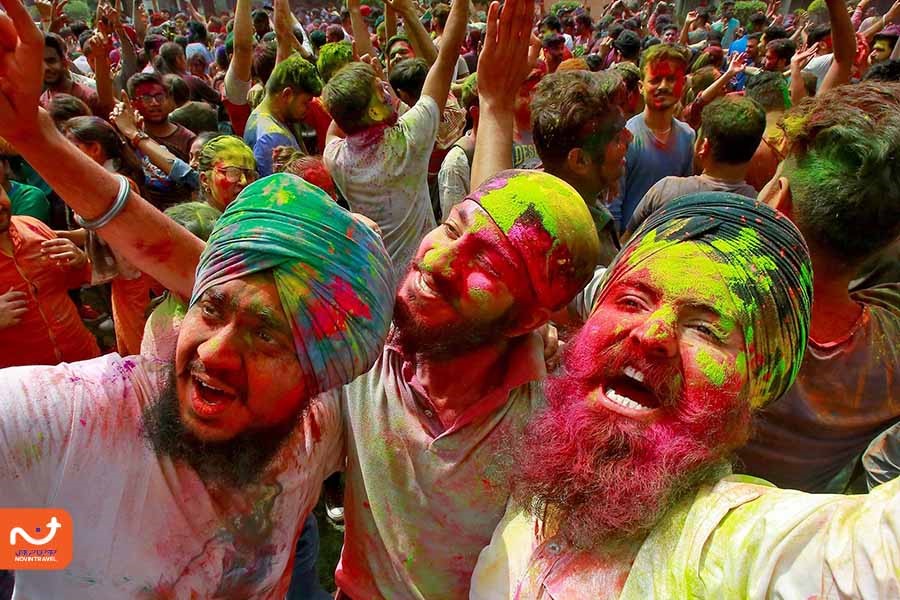 روز اصلی جشن هولی هند با پاشیدن رنگ و رقص و شادی.
