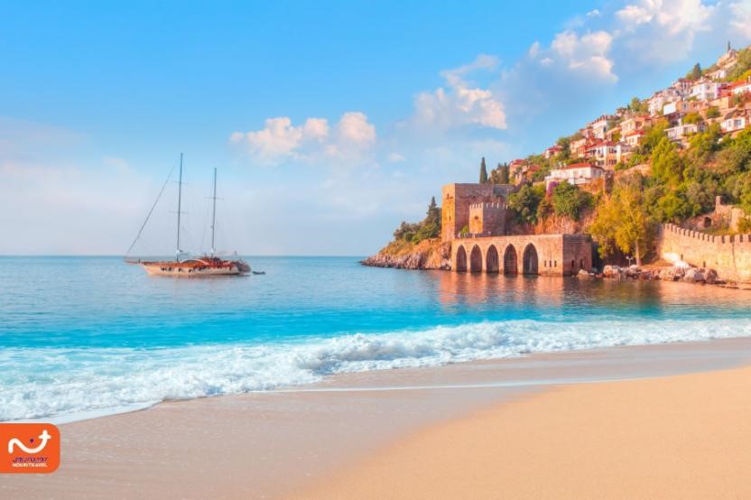 ساحل کلئوپاترا یکی از سواحل زیبای ترکیه برای ورزش‌های آبی به شمار می‌رود. 