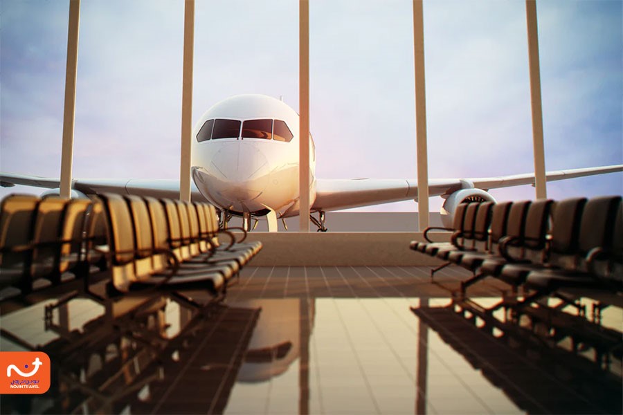 تصویری از سالن انتظار فرودگاه و صندلی‌های سالن انتظار به همراه یک هواپیما. 