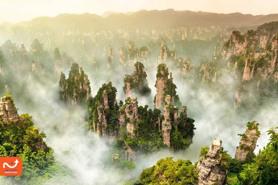 ستون‌های سنگی مرتفع در پارک ملی ژانگجیاجی