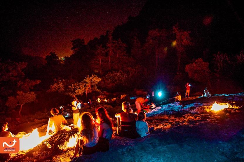 سنگ‌های سوزان کوه یانارتاش یکی از تفریحات محبوب در ارزانترین شهرهای ترکیه برای سفر است. 