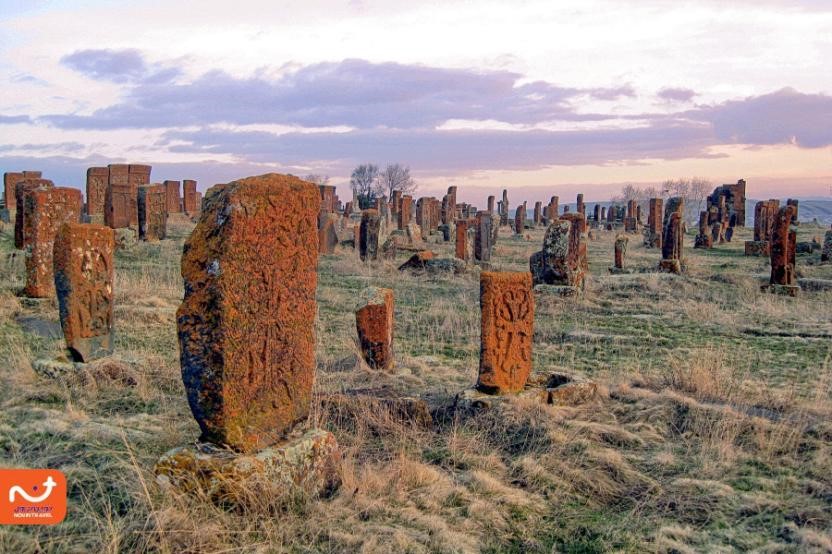 سنگ‌های صلیبی یا خاچکارها که در دره نورس واقع شده‌اند، بهترین جاهای دیدنی ارمنستان هستند.