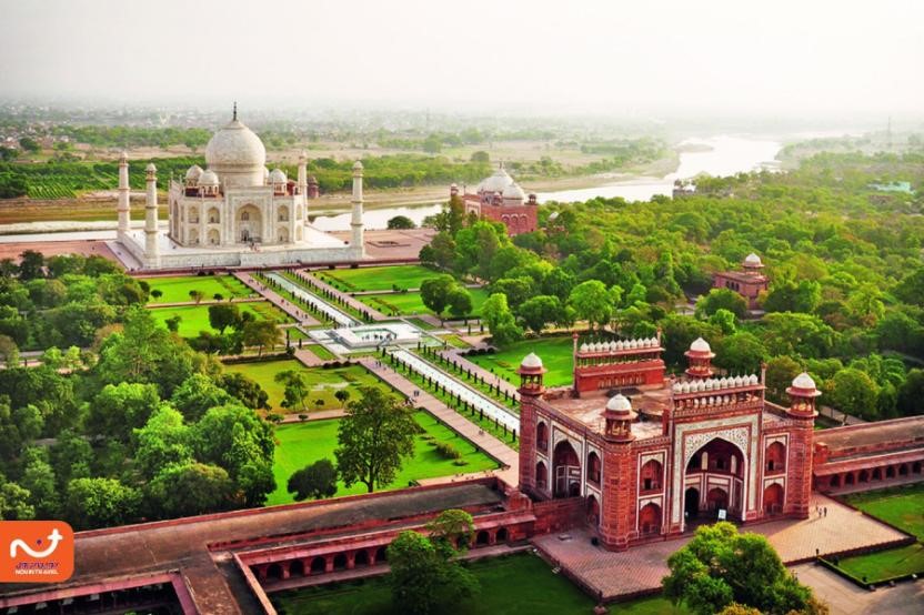شهر آگرا چندین بنای مهم تاریخی هندوستان را در خود جای داده است. 