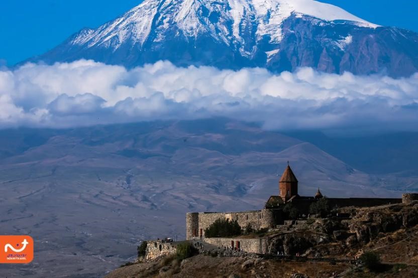 از جاهای دیدنی ارمنستان می‌توان به صومعه خور ویراپ در دامنه کوه آرارات اشاره کرد. 