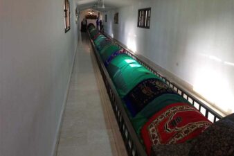 قبر حضرت آدم در کشور عراق طولانی‌ترین قبر جهان است.