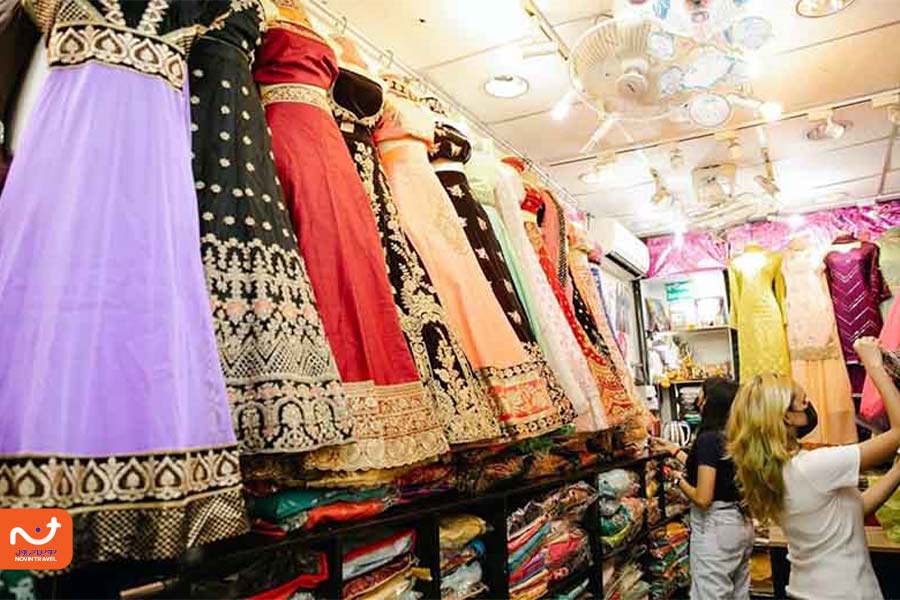 یکی دیگر از جاذبه‌های بازار مرشد، لباس‌های سنتی و پارچه‌های رنگارنگ است