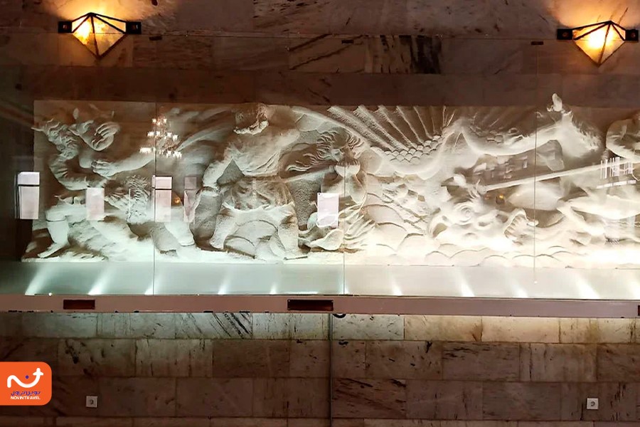 مجسمه‌های گچ کاری شده در آرامگاه فردوسی