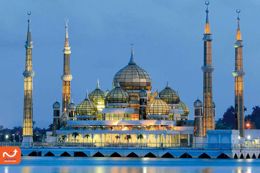 نمایی از مسجد کریستالی در مالزی، با معماری شفاف و درخشان که در کنار آب قرار گرفته.