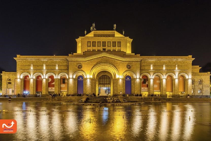 میدان جمهوری ایروان را می‌توان یکی از بهترین جاهای دیدنی ارمنستان دانست. 