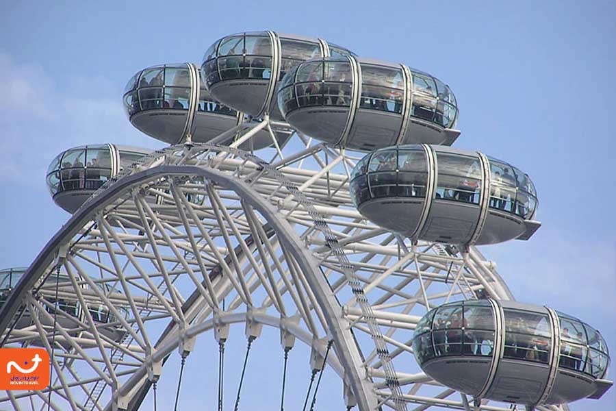 "نمایی از بالای چشم لندن و کابین‌های شیشه‌ای چرخ و فلک"