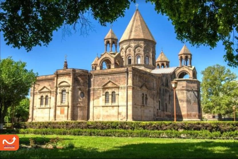 یکی از باشکوه‌ترین مکان های دیدنی ارمنستان کلیسای جامع ائچمیادزین است. 