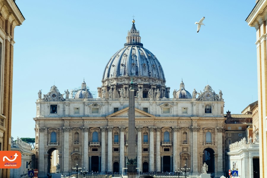 یکی از معروف‌ترین و زیباترین کلیساهای جهان کلیسای جامع سنت پیتر در واتیکان است. 
