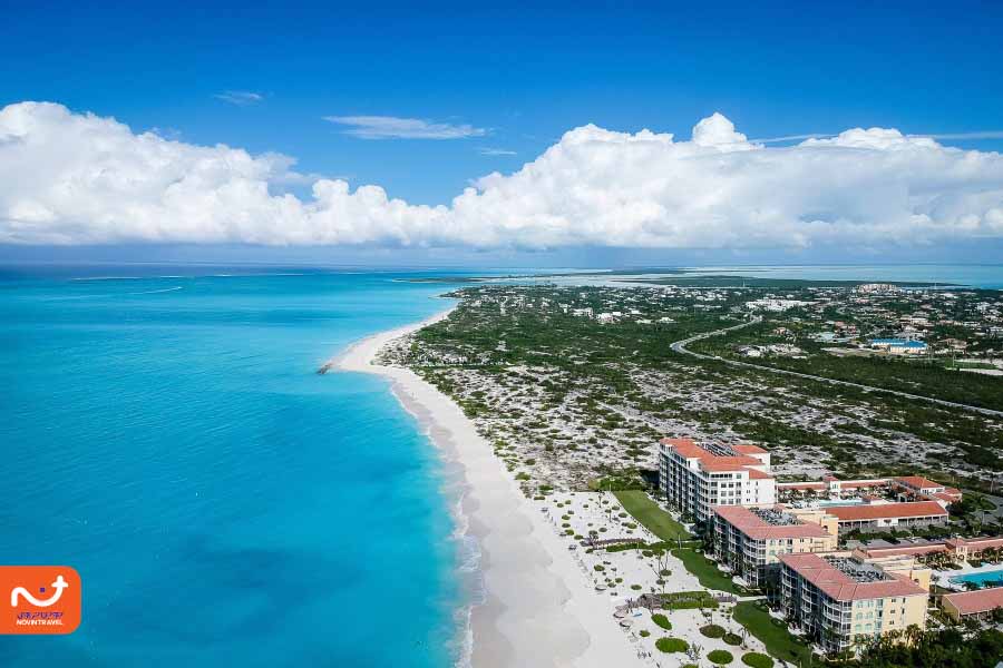 ساحلی با آب‌های شفاف و ماسه‌های نرم