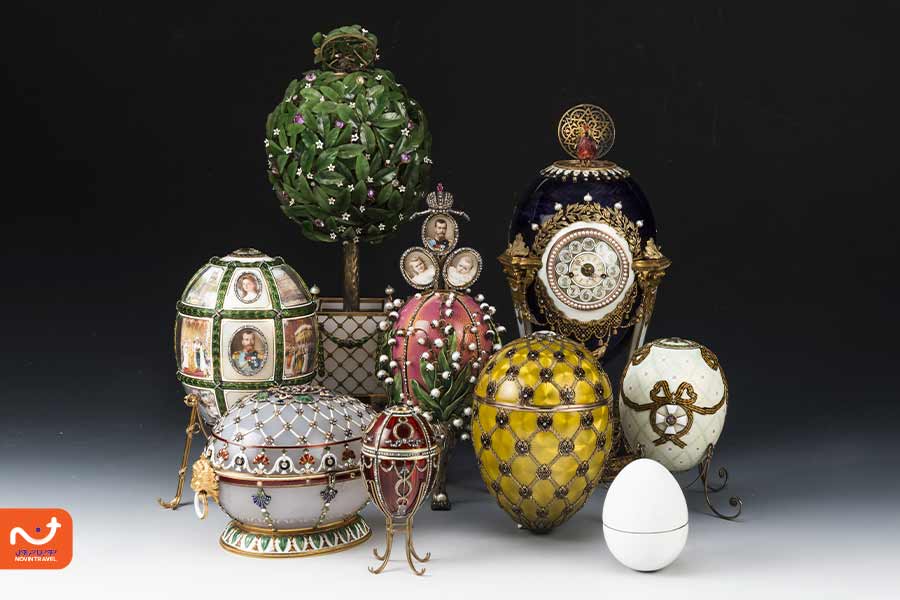 نمایی از تخم‌مرغ‌های جواهرنشان و دیگر جواهرات و اشیای زینتی