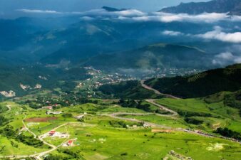 نمایی کلی از گردنه حیران و طبیعت سرسبز آن