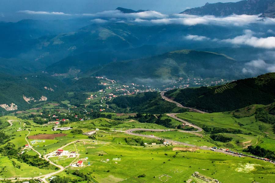 نمایی کلی از گردنه حیران و طبیعت سرسبز آن