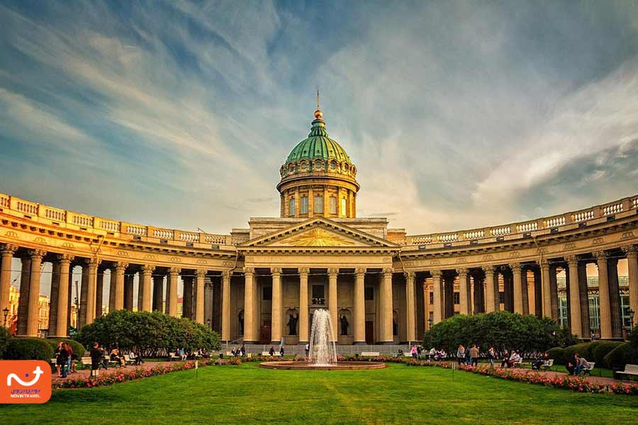 نمایی از کلیسای کازان در سنت پترزبورگ، روسیه، با معماری کلاسیک