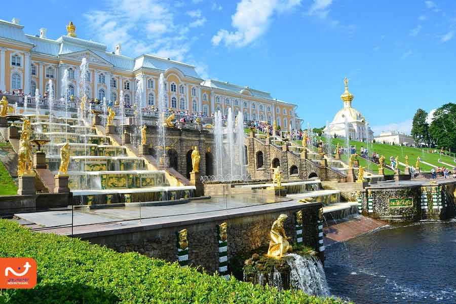 نمایی از کاخ پترهوف در سنت پترزبورگ، با باغ‌های سرسبز، آبنما و...