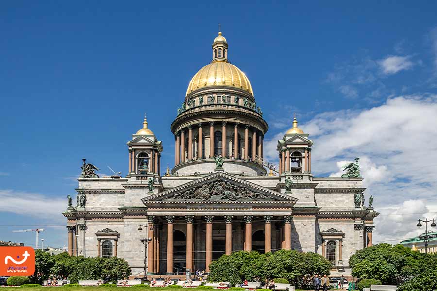 نمایی از کلیسای سنت ایزاک در سنت پترزبورگ، روسیه، با گنبدهای طلایی