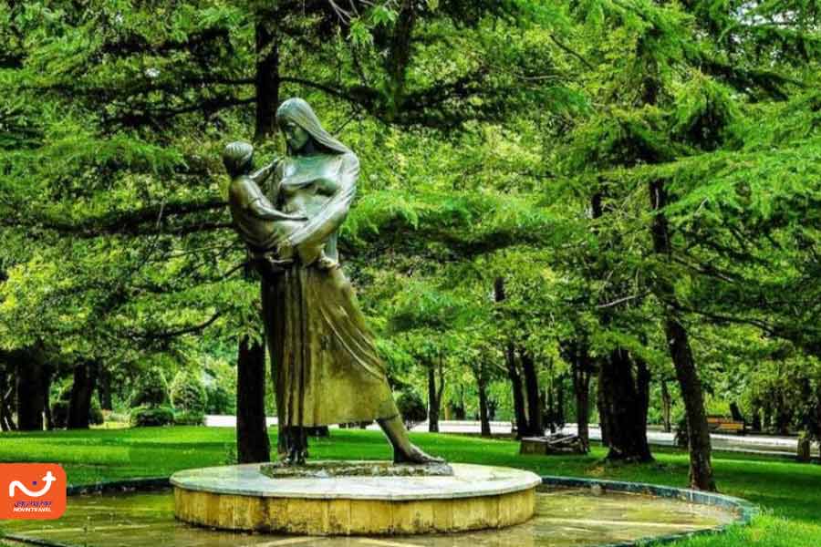 نمایی از مجسمه‌های مشاهیر در پارک ملت تهران