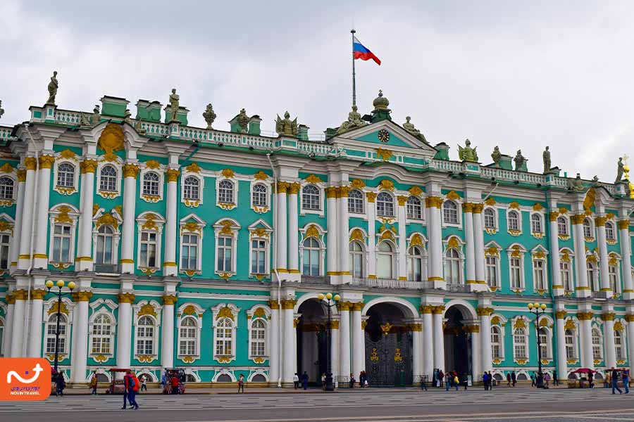 نمایی از کاخ زمستانی روسیه در سنت پترزبورگ، با معماری باشکوه